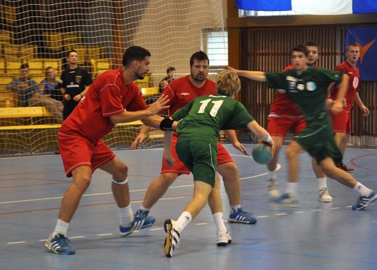 Daniel Hojník (vlevo) a Jiří Gřes by měli patřit k oporám kopřivnického házenkářského týmu mužů, který tento týden zahajuje své účinkování v extralize.
FOTO: JANA FEILHAUEROVÁ