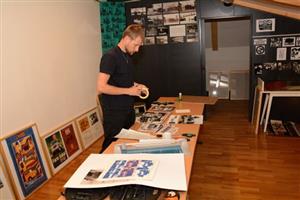 Pavel Dvořák z Lašského muzea při instalaci výstavy mapující bezmála padesátiletou činnost propagačního oddělení Tatry.
FOTO: DAVID MACHÁČEK