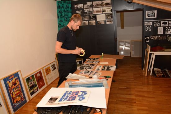 Pavel Dvořák z Lašského muzea při instalaci výstavy mapující bezmála padesátiletou činnost propagačního oddělení Tatry.
FOTO: DAVID MACHÁČEK