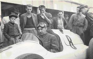 Úplně nový tatrovácký monopost a jeho jezdec Bruno Sojka těsně před odjezdem na start Velké ceny Československa.
FOTO: ARCHIV