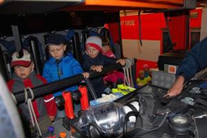 Dětem se nejvíce líbilo, když si mohly prohlédnout hasičský vůz uvnitř. Hasiči jim přitom ukazovali věci, které s sebou v kabině vozí.
FOTO: DANA HOĎÁKOVÁ