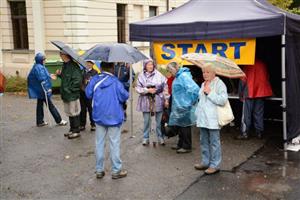 Víc jak třicet turistů se i přes deštivé počasí postavilo na start letošních Šlápot. Nepřízeň počasí je však přiměla upravit původně plánované trasy pochodu. 
FOTO: DAVID MACHÁČEK