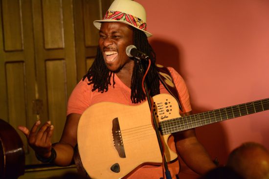 Britský jazzový kytarista Femi Temowo si svůj koncert na půdě Mandaly viditelně užíval. Totéž platilo také o publiku, které bylo výkonem kvarteta nadšeno.
FOTO: DAVID MACHÁČEK