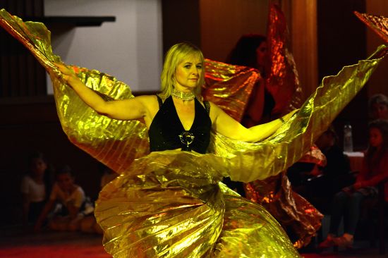 Taneční skupina Fatidanse z francouzského partnerského města Trappes hostovala na taneční show Tancem kolem světa v kulturním domě.
FOTO: DAVID MACHÁČEK