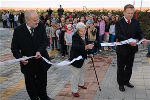 Olympionička a čestná občanka Kopřivnice Dana Zátopková byla tou osobou, která přestřižením pásky slavnostně otevřela nové sportovní hřiště v areálu ZŠ Alšova.
FOTO: DAVID MACHÁČEK