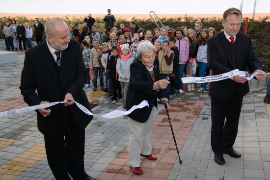 Olympionička a čestná občanka Kopřivnice Dana Zátopková byla tou osobou, která přestřižením pásky slavnostně otevřela nové sportovní hřiště v areálu ZŠ Alšova.
FOTO: DAVID MACHÁČEK