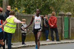 Nová traťová rekordmanka Hellen Kimutai vedla už na občerstvovací stanici v Ženklavě, tedy na pátém kilometru, kde zároveň vyhrála i ženskou prémii.
FOTO: DAVID MACHÁČEK