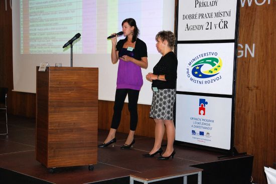 Na konferenci Národní sítě Zdravých měst prezentovaly místostarostka Dagmar Rysová s koordinátorkou Zdravého města Ivanou Raškovou spolupráci radnice s podnikateli ve městě. 
FOTO: ROMANA BUKOVSKÁ