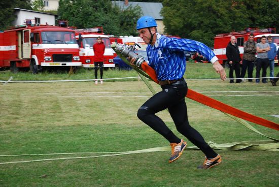 V rámci pohárové soutěže v Lubině selhala časomíra při požárním útoku družstva Mniší. To spolu s dalšími deseti družstvy včetně domácího muselo útok opakovat.
FOTO: DANA HOĎÁKOVÁ