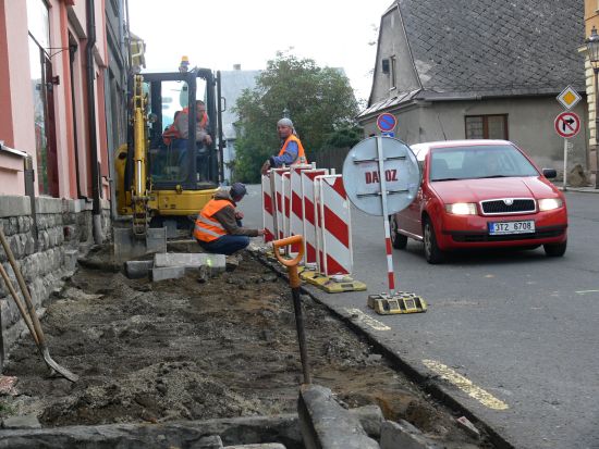 Vybudování přechodu pro chodce před restaurací u Proska výrazně přispěje ke zvýšení pasivní bezpečnosti. Po dobu opravy bude průjezd inkriminovaným místem řízen semafory.
FOTO: ILONA MAZALOVÁ