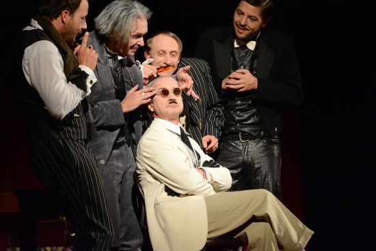 Herci z ostravské Komorní scény Aréna otevřeli novou divadelní sezonu v Kopřivnici inscenací Gogolových Hráčů.
FOTO: DAVID MACHÁČEK