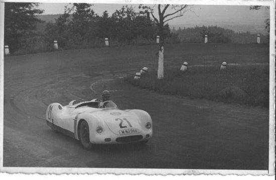 Bruno Sojka za volantem Tatraplánu Sport při tréninkové jízdě na silniční rychlostní závod Ecce Homo, krátce před tragickou havárií.
FOTO: ARCHIV