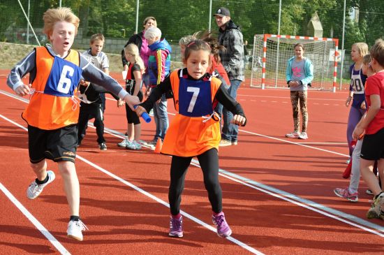 Běh po novém umělém povrchu si všechny děti maximálně užívaly. Jen předávky byly místy prekérní záležitostí. Tato ovšem vyšla na jedničku.
FOTO: JANA FEILHAUEROVÁ