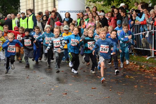 Takto se v Běhu dětí Kopřivnicí prali s tratí dlouhou 230 metrů chlapci r. 2006/07. Vítězem se stal Matěj Melčák (AK EZ Kopřivnice) s číslem 244.
FOTO: DAVID MACHÁČEK