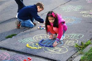 Součástí celodenního programu akce Město je naše společné hřiště bylo tvoření ornamentů z víček od Pet lahví přímo na pěší zóně v centru města. Na příchozí ale čekalo rovněž mnoho informací a další zábavy.
FOTO: DANA HOĎÁKOVÁ