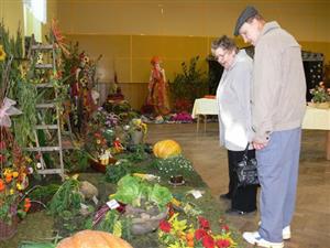 O tradiční výstavu ovoce a zeleniny je v Kateřinicích každoročně značný zájem. Pozornost vzbuzují nejen výpěstky zahrádkářů, ale hlavně náročná aranžmá.
FOTO: ILONA MAZALOVÁ
