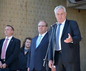 Prezident České republiky Miloš Zeman navštívil před týdnem v rámci své pracovní cesty po Moravskoslezském kraji mimo jiné Kopřivnici. Prohlédl si provozy automobilky a setkal se s občany v centru města.
FOTO: DAVID MACHÁČEK