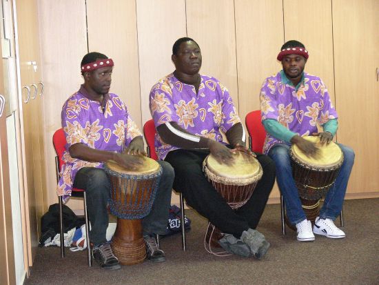 U příležitosti Dne seniorů pozvala obec Skotnice bubenickou skupinu Afrikana, která se mezi seniorkami těšila velkému zájmu. Bubnování a tanec střídaly zvídavé dotazy.
FOTO: ILONA MAZALOVÁ