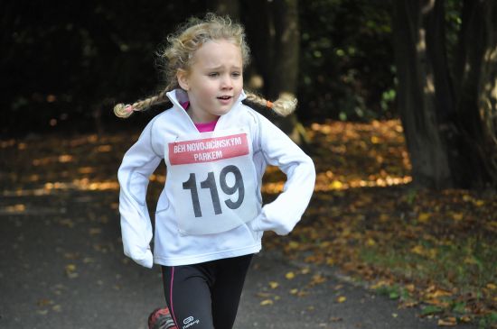 Lucie Šenkeříková z Atletického klubu E. Zátopka Kopřivnice se v Běhu dětí a rodičů novojičínským parkem radovala z bronzové medaile v kat. dívek r. 2007/08.
FOTO: J. FEILHAUEROVÁ