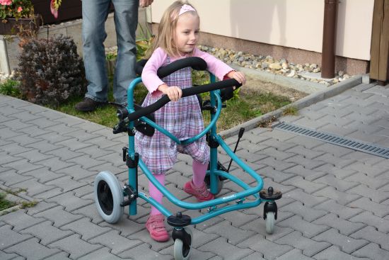 Tento týden v pondělí si šestiletá Karolínka poprvé vyzkoušela speciální chodítko, které získala díky sbírce plastových vršků, na níž se podílela široká veřejnost.
FOTO: DAVID MACHÁČEK