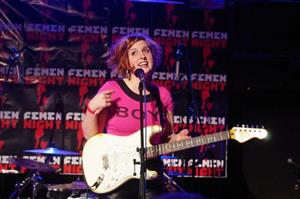 Nikola Muchová, zpěvačka brněnské alternativní kapely Mucha, byla hlavní hvězdou premiérové Femen Night v kulturním domě. Se spoluhráči představila nové album.
FOTO: DOMINIKA HEJLOVÁ