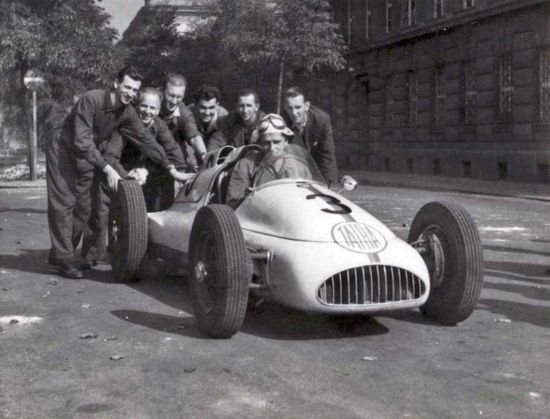 V tomto roce se jel silniční rychlostní závod nazvaný „Pražský okruh míru“. Za volantem monopostu Tatra je Adolf Veřmiřovský. Za monopostem stojí zprava jeho mechanici a přátelé Žídek, Karlovský, Mark, Rek, Válek.
FOTO: ARCHIV