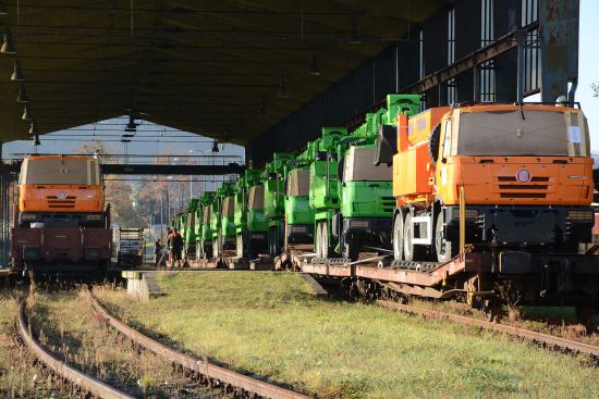 Vlak se zásilkou padesáti tatrovek se speciálními nadstavbami v těchto dnech zamíří z Kopřivnice do Ázerbájdžánu. Podle obchodníků Tatra Trucks se automobilce postupně daří vracet se na trhy na východě.
FOTO: DAVID MACHÁČEK