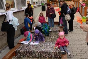Hry, které měly děti nejen pobavit, ale zároveň byly také logopedickými cvičeními, byly připraveny na akci Povídání na zahradě.
FOTO: DAVID MACHÁČEK