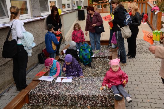 Hry, které měly děti nejen pobavit, ale zároveň byly také logopedickými cvičeními, byly připraveny na akci Povídání na zahradě.
FOTO: DAVID MACHÁČEK