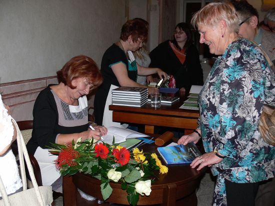 O novou knihu Ireny Kopecké s fotografiemi Rudolfa Jarnota byl mezi návštěvníky literárně-hudebního večera v refektáři piaristického kláštera značný zájem. 
FOTO: ILONA MAZALOVÁ
