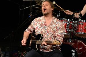 Andrej Šeban hraje a zpívá na kopřivnickém koncertě, který se svou kapelou absolvoval v rámci turné, jež se uzavře vystoupením na festivalu ve vzdálené Indii.
FOTO: DAVID MACHÁČEK