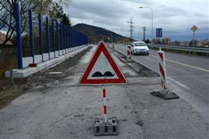 Stavební firma finišuje s pracemi na opravách silničního mostu nad železniční tratí. Otevření druhé poloviny mostu i sjezdové rampy na ulici Dělnickou by mohlo proběhnout dřív, než bylo avizováno, a to začátkem prosince.
FOTO: DAVID MACHÁČEK