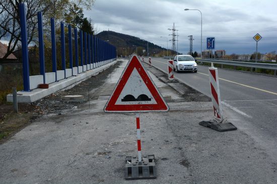 Stavební firma finišuje s pracemi na opravách silničního mostu nad železniční tratí. Otevření druhé poloviny mostu i sjezdové rampy na ulici Dělnickou by mohlo proběhnout dřív, než bylo avizováno, a to začátkem prosince.
FOTO: DAVID MACHÁČEK