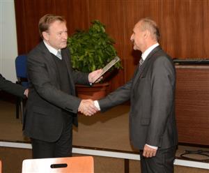 Starosta Josef Jalůvka předal v rámci oslav pětašedesátého výročí založení zdejší průmyslovky jejímu řediteli Janu Pavelkovi poděkování města za dlouhodobou příkladnou spolupráci.
FOTO: DAVID MACHÁČEK