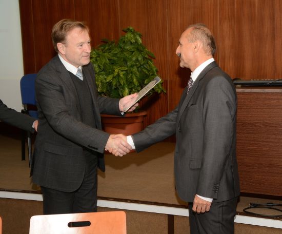 Starosta Josef Jalůvka předal v rámci oslav pětašedesátého výročí založení zdejší průmyslovky jejímu řediteli Janu Pavelkovi poděkování města za dlouhodobou příkladnou spolupráci.
FOTO: DAVID MACHÁČEK