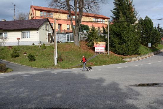 Kolem silnice pod školou v Mniší by měl na jaře vyrůst nový chodník, jenž přispěje ke zvýšení bezpečnosti procházejících dětí i dospělých.
FOTO: DAVID MACHÁČEK