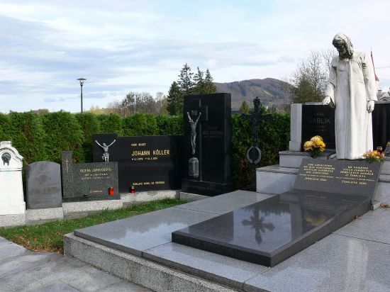 Sablikova hrobka na ženklavském hřbitově uchovává pamětní desky po dnes již zaniklých německých hrobech.
FOTO: ILONA MAZALOVÁ