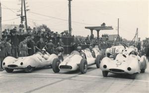 Krátce před startem silničního rychlostního závodu o „Cenu města Brna“. Na startovní čáře zprava jsou Arthur Rosenhammer, Jaroslav Pavelka, Eduard Barth.
FOTO: ARCHIV
