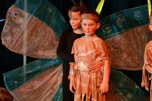 Také 17. ročník přehlídky tvorby handicapovaných dětí dokázal zaplnit kulturní dům lidmi. V pátek a v sobotu se děti s postižením bavily na pódiu i mimo něj tentokrát ve westernovém duchu.
FOTO: DAVID MACHÁČEK