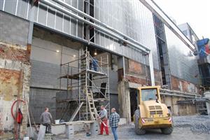 V rámci instalace nového kotle na spalování biomasy se oprav dočkalo také prosklení haly teplárny společnosti Komterm.
FOTO: DANA HOĎÁKOVÁ