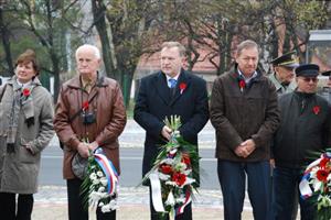V pondělí v 11 hodin si zástupci města, Vojenského sdružení rehabilitovaných a Českého svazu bojovníků za svobodu připomněli Den válečných veteránů.
FOTO: DANA HOĎÁKOVÁ