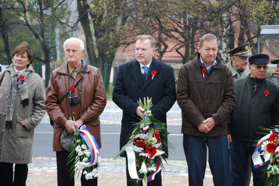 V pondělí v 11 hodin si zástupci města, Vojenského sdružení rehabilitovaných a Českého svazu bojovníků za svobodu připomněli Den válečných veteránů.
FOTO: DANA HOĎÁKOVÁ