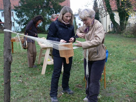 Na Dni se starými technologiemi si zájemci v zahradě piaristického kláštera v Příboře mohli vyzkoušet různé pracovní postupy. Zájemkyně tká na primitivním tkalcovském stavu.
FOTO: ILONA MAZALOVÁ
