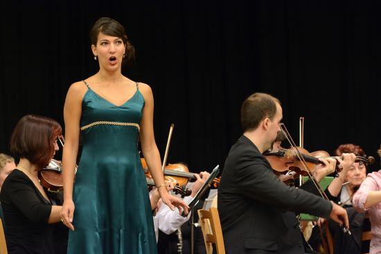 Ludmila Klásková zpívá árii z Mozartovy opery Figarova svatba. I tato známá skladba byla součástí programu podzimního koncertu Komorního orchestru Kopřivnice.
FOTO: DAVID MACHÁČEK