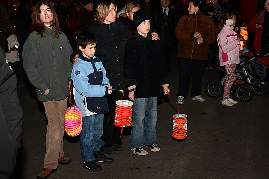 Stovky lidí se svíčkami a lampiony prošly v neděli v průvodu městem, a oslavily tak výročí 17. listopadu a státní svátek Den boje za svobodu a demokracii.
FOTO: DAVID MACHÁČEK