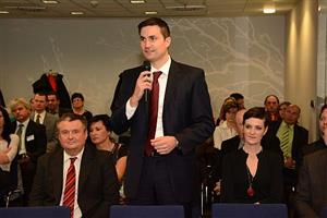 Prokurista kopřivnického závodu Brose Jürgen Zahl při převzetí ocenění, které firmám spolupracujícím s městy uděloval organizátor výzkumu Město pro byznys.
FOTO: DAVID MACHÁČEK