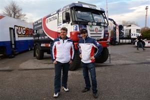 Pilot Martin Kolomý (vlevo) pózuje s kolegou z Buggyra týmu před novou soutěžní tatrou, se kterou za měsíc vyrazí na trať Dakaru.
FOTO: DAVID MACHÁČEK