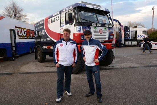 Pilot Martin Kolomý (vlevo) pózuje s kolegou z Buggyra týmu před novou soutěžní tatrou, se kterou za měsíc vyrazí na trať Dakaru.
FOTO: DAVID MACHÁČEK