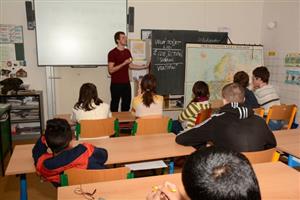 Historik Pavel Dvořák přednáší žákům ZŠ na ulici Štramberské o holocaustu. Beseda se uskutečnila v rámci projektu Příběhy bezpráví.
FOTO: DAVID MACHÁČEK