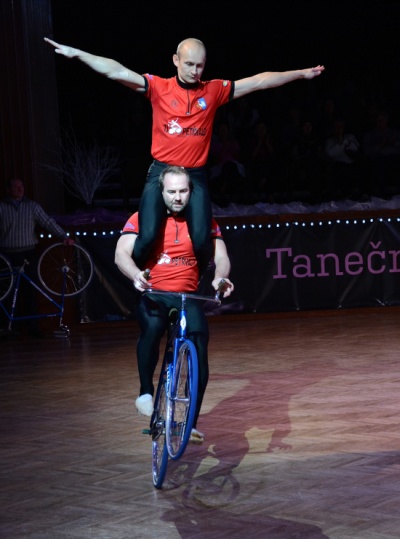 Bratři Kamil a Petr Bartůňkovi sklidili za své umění aplaus od publika i tanečníků.
FOTO: DAVID MACHÁČEK